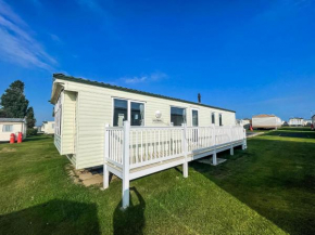 8 Berth Caravan With Decking At California Cliffs Near Scratby Beach Ref 50019F